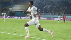 Timnas Mali U-17 menjadi tim terakhir yang memastikan lolos ke babak semifinal Piala Dunia U-17 2023 setelah mengalahkan Timnas Maroko U-17 dengan skor tipis 1-0 pada laga perempat final di Stadion Manahan, Solo, Sabtu (25/11/2023) malam WIB. Gol tunggal kemenangan Mali dicetak sang kapten, Ibrahim Diarra pada menit ke-81. Dengan hasil ini, Timnas Mali U-17 akan bersua Prancis di babak semifinal. (Doc. LOC WCU17/RKY)