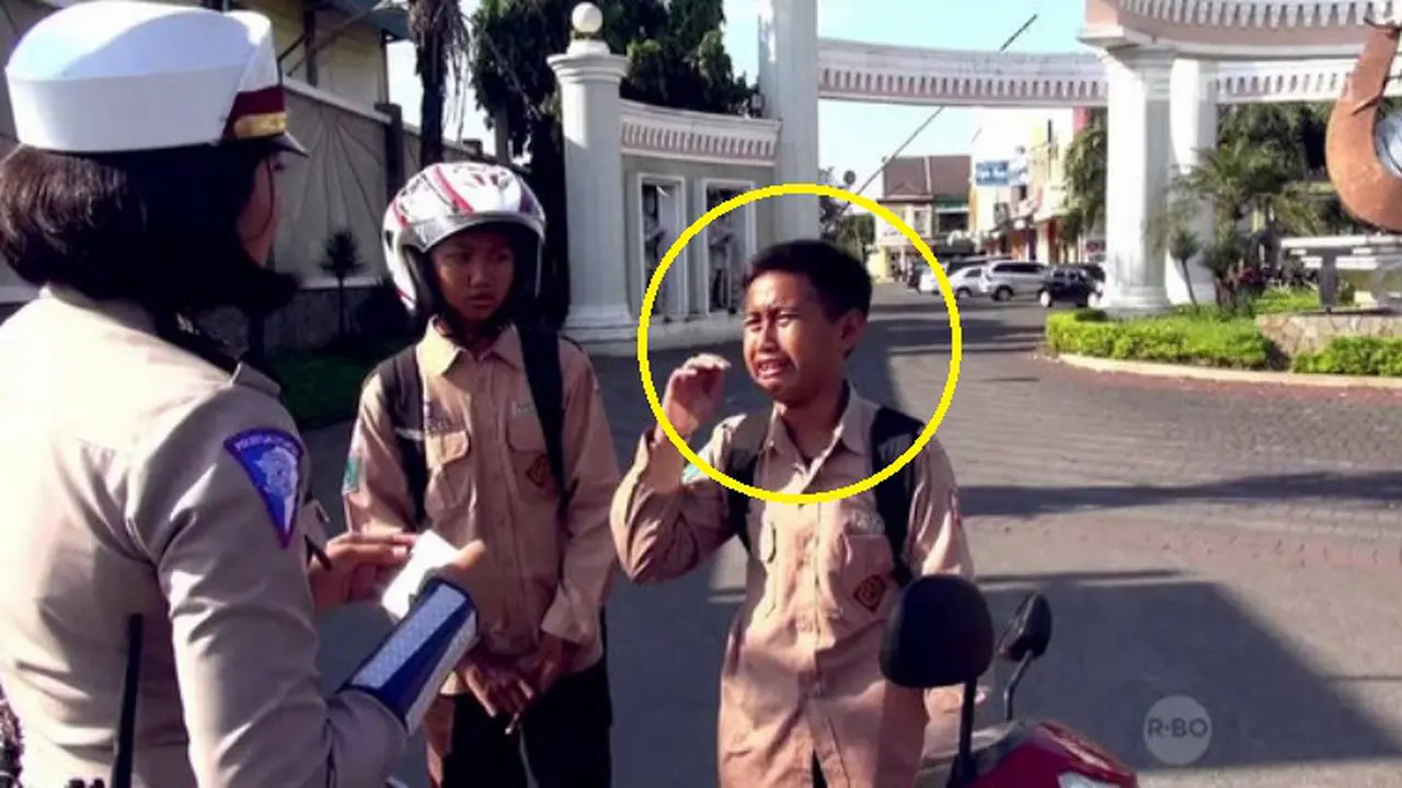 Langgar Lalu Lintas, Bocah Ini Mewek Saat Polisi Ngadu ke Ibunya!