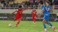 Penyerang Persis Solo, Arkhan Kaka, saat tengah menembak bola ke gawang lawan dalam pertandingan melawan Persib Bandung pada lanjutan BRI Liga 1 2024/2025 di Stadion Manahan, Solo, Minggu (29/12/2024). (Bola.com/Radifa Arsa)