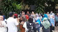 Puluhan orang tua siswa mendatangi gedung DPRD Kota Depok terkait relokasi SDN Pondok Cina 1, Kota Depok. (Liputan6.com/Dicky Agung Prihanto)