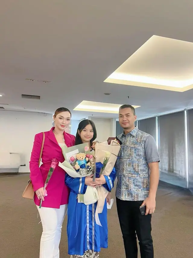 7 Potret Zaskia Gotik Hadiri Wisuda Putri Sambung, Kompak Bareng Imel PC