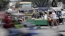 Sebuah mobil Jeepney terjebak di antara kemacetan yang terjadi di Manila, Filipina, Jumat (22/11/2019). Jeepney merupakan transportasi umum paling populer dan sudah menjadi ikon di Filipina. (Bola.com/M Iqbal Ichsan)