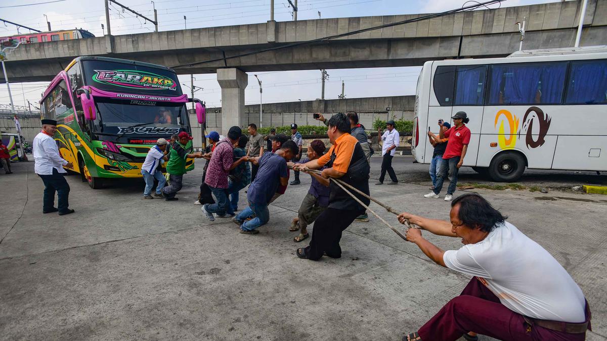 Keseruan Lomba Tarik Bus Meriahkan HUT Kemerdekaan RI ke-81 RI