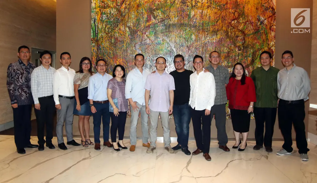 Foto bersama jajaran KMK Online dan KLN di SCTV Tower, Jakarta, Kamis (29/3). Sinergi ini melahirkan KapanLagi Youniverse (KLY) grup media digital dengan jumlah pengguna terbesar di Indonesia. (Liputan6.com/Arya Manggala)