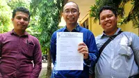 Direktur Hukum PSSI, Aristo Pangaribuan (tengah) menunjukan berkas gugatan PSSI terhadap SK Menpora di Pengadilan Tata Usaha Negara (PTUN) Jakarta, Senin (4/5/2015).  Berkas gugatan PSSI ditolak karena dianggap tidak lengkap. (Liputan6.com/Yoppy Renato)