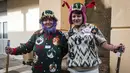 Anne dan putrinya Charline saat berlangsungnya Kejuaraan Dunia Sweater Terjelek di kota Albi, Prancis pada 1 Desember 2018. Peserta yang mengikuti kompetisi, terbagi dalam kategori anak-anak, perorangan, dan keluarga. (ERIC CABANIS / AFP)