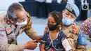 Polisi mengajak berbincang dengan anak saat divaksin di Lippo Mall Kemang, Jakarta, Minggu (16/01/2022). Sebanyak 1000 dosis vaksin sinovac  anak disediakan dalam mendukung percepatan tercapainya vaksinasi nasional dan juga target vaksin. (Liputan6.com/Fery Pradolo)