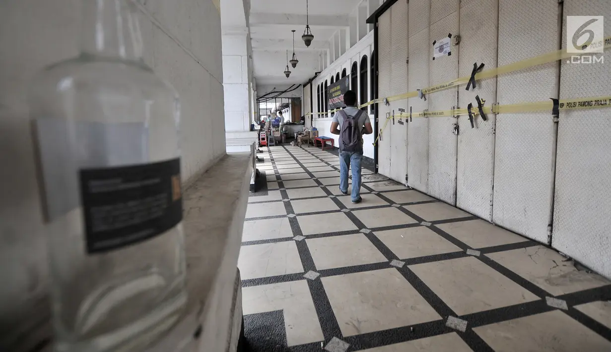 Seorang pria melintas di depan Diskotek Old City yang disegel oleh Satpol PP di Jakarta, Selasa (23/10). Satpol PP DKI menutup sementara Diskotek Old City tadi malam karena adanya penemuan pemakaian narkoba di lokasi itu. (Merdeka.com/Iqbal S. Nugroho)