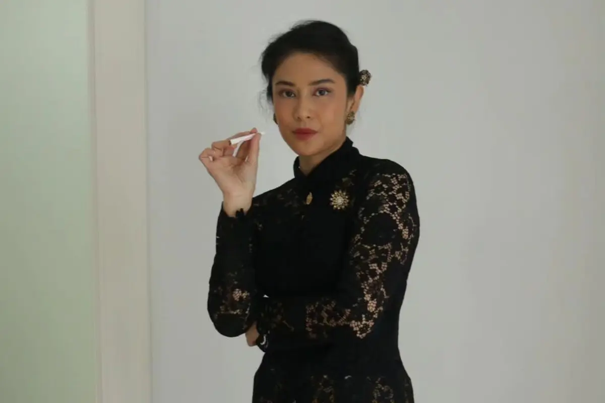 Kebaya Dian Sastro untuk serial Gadis Kretek