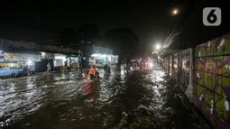 Kondisi banjir di Jalan Ciracas Raya, Jakarta, Jumat (12/8/2022). Hujan lebat yang terjadi sore tadi membuat Jalan Ciracas Raya tergenang air dan kendaraan terjebak banjir. (Liputan6.com/Faizal Fanani)