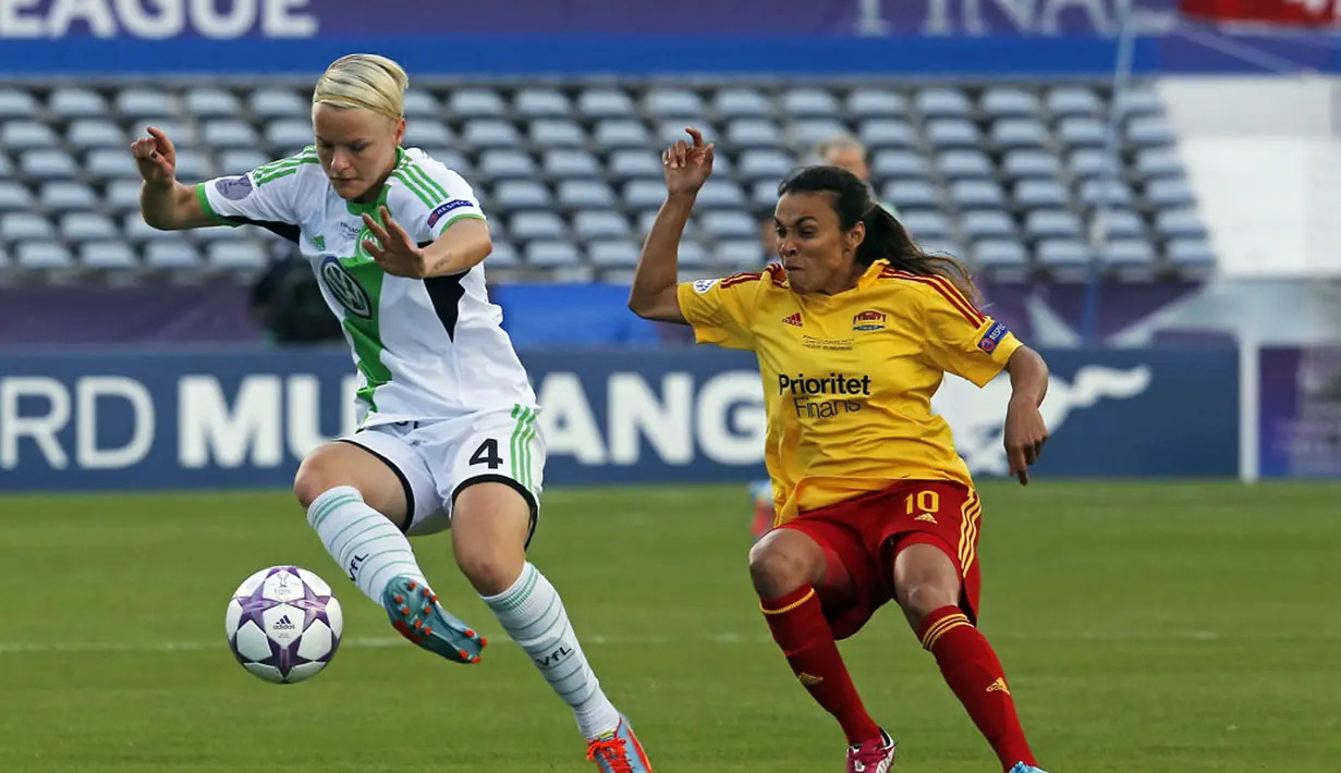 Nilla Fischer (Wolfsburg-kiri) berusaha mempertahankan penguasaan bola dari hadangan pesepakbola wanita Tyreso, Marta saat berlaga di final Liga Champions di Stadion Restelo, Lisbon, Portugal (22/5/2014). (REUTERS/Hugo Correia)