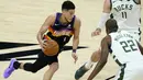 Suns terus menjaga keunggulan atas Bucks di quarter keempat. Rekan Chris Paul, Devin Booker menjadi salah satu pemain yang berjasa menjaga keunggulan Phoenix Suns pada pertandingan ini. Ia berkontribusi mencetak 27 poin untuk Suns. (Foto: AP/Matt York)