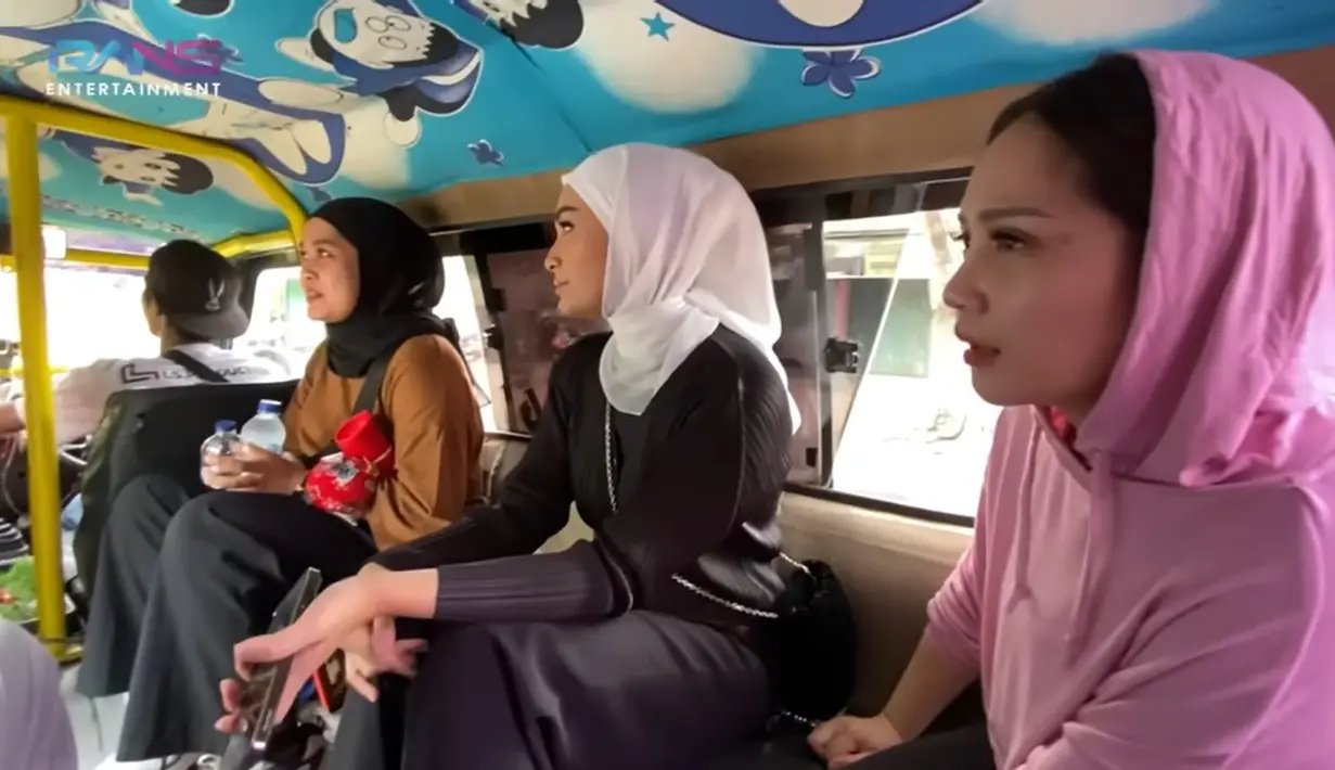 Sebelum turun ke pasar, Gigi juga berpesan kepada sopir angkot tersebut untuk menunggunya. Ia mengaku takut tidak bisa pulang. "Saya pulangnya bingung lho. Kalau naik ojek lebih repot. Abang tunggu sini ya bang," kata Nagita. [Youtube/Rans Entertainment]