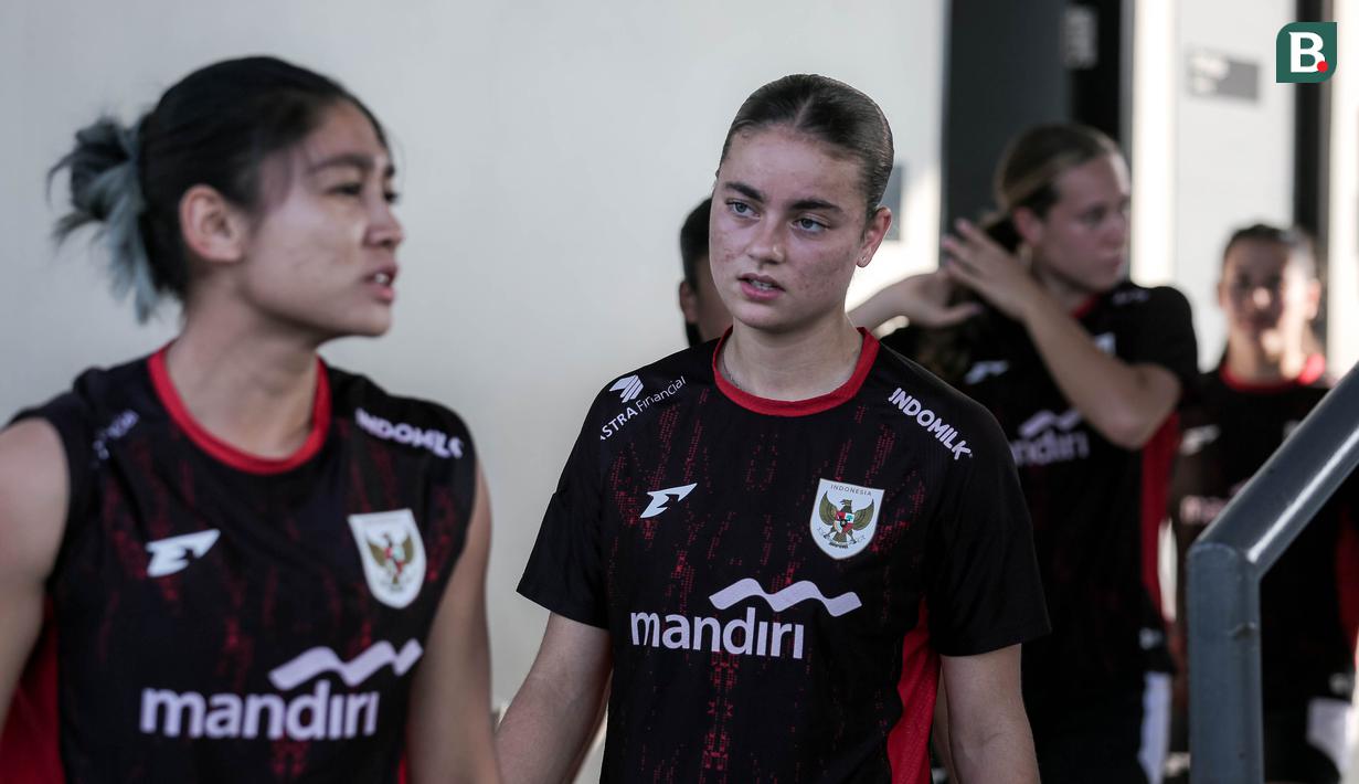 Pemain Timnas Indonesia, Felicia Victoria de Zeeuw saat latihan jelang laga Kualifikasi Piala Asia 2026 yang berlangsung di lapangan latih Jakarta International Stadium (JIS), Jakrata Utara, Jumat (20/06/2025). (Bola.com/Bagaskara Lazuardi)