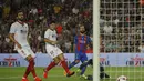 Pemain Barcelona, Arda Turan (kanan) saat mencetak gol ke gawang Sevilla pada laga Super Cup Spanyol di Stadion Camp Nou, Barcelona (18/8/2016). (AP/Manu Fernandez)