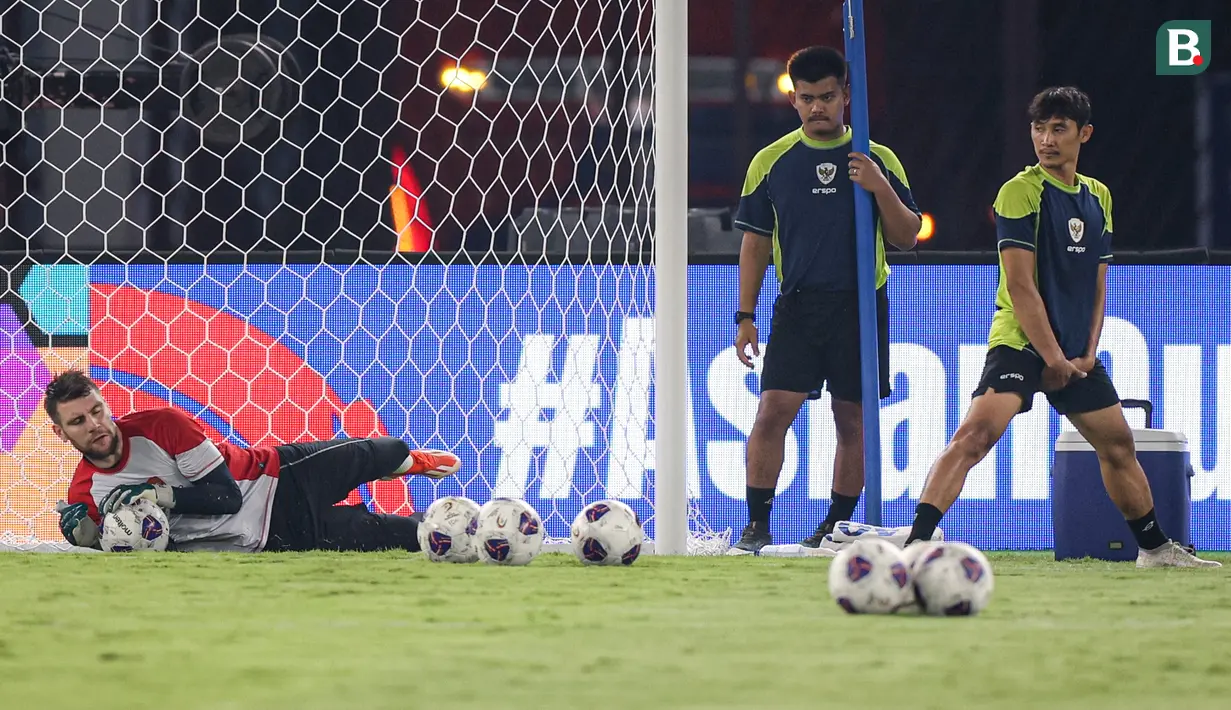 <p>Kiper Timnas Indonesia, Maarten Paes (kiri) menangkap bola saat melakukan official training menjelang laga lanjutan putaran ketiga Kualifikasi Piala Dunia 2026 melawan Jepang di Stadion Utama Gelora Bung Karno (SUGBK), Senayan, Jakarta, Kamis (14/11/2024). (Bola.com/Bagaskara Lazuardi)</p>