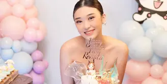 Livy Renata baru saja mengunggah beberapa fotonya merayakan ulang tahun. Ia tampil cantik dengan nuansa feminin, palet warna pastel, mulai dari gaun yang dikenakan, kue ulang tahun, hingga dekorasi tempat. Foto: Instagram.