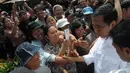 Para ibu saling rebutan untuk bisa berjabat tangan dengan Jokowi,  Manado, Sabtu (9/4/2014) (Liputan6.com/Herman Zakharia).
