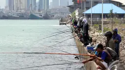 Pelabuhan Muara Baru menjadi tempat menghabiskan hari pekan bersama keluarga dengan mengajak memancing bersama, Jakarta, Minggu (11/1/2015). (Liputan6.com/Faizal Fanani)