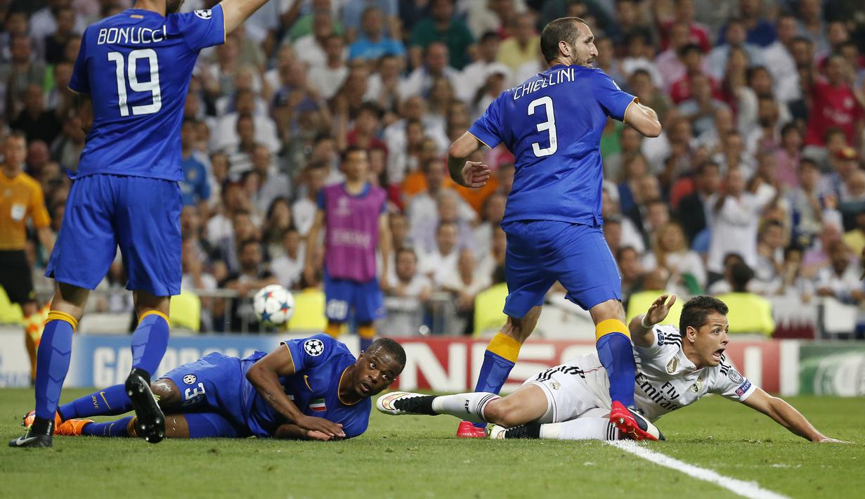 Ekspresi Javier Hernandez setelah dijatuhkan Patrice Evra. (Reuters / Paul Hanna)