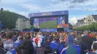 Para pendukung Prancis berdiri di deretan belakang fan zone Euro 2024 di Burgplatz, Dusseldorf, Senin (1/7/2024). Bagian depan fan zone dikuasai oleh penggemar Belgia. (Bola.com/Benediktus Gerendo Pradigdo)