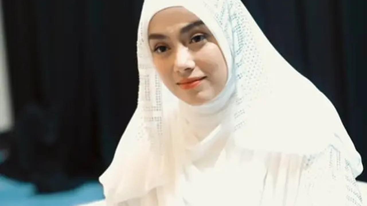 8 Potret Celine Evangelista Pakai Gamis Putih saat Jadi Bintang Tamu di Kajian Bali Muslim Festival, Angggun dan Memukau