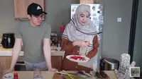 Zaskia Sungkar membuat hidangan lobster bumbu saus padang (Dok.YouTube/The Sungkars Family)