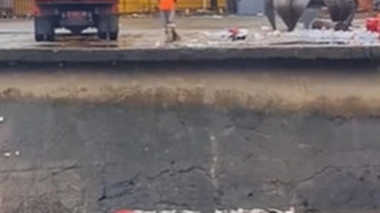 Petugas Kebersihan Ketahuan Buang Sampah ke Sungai, Ternyata Ada Alasan Penting di Baliknya
