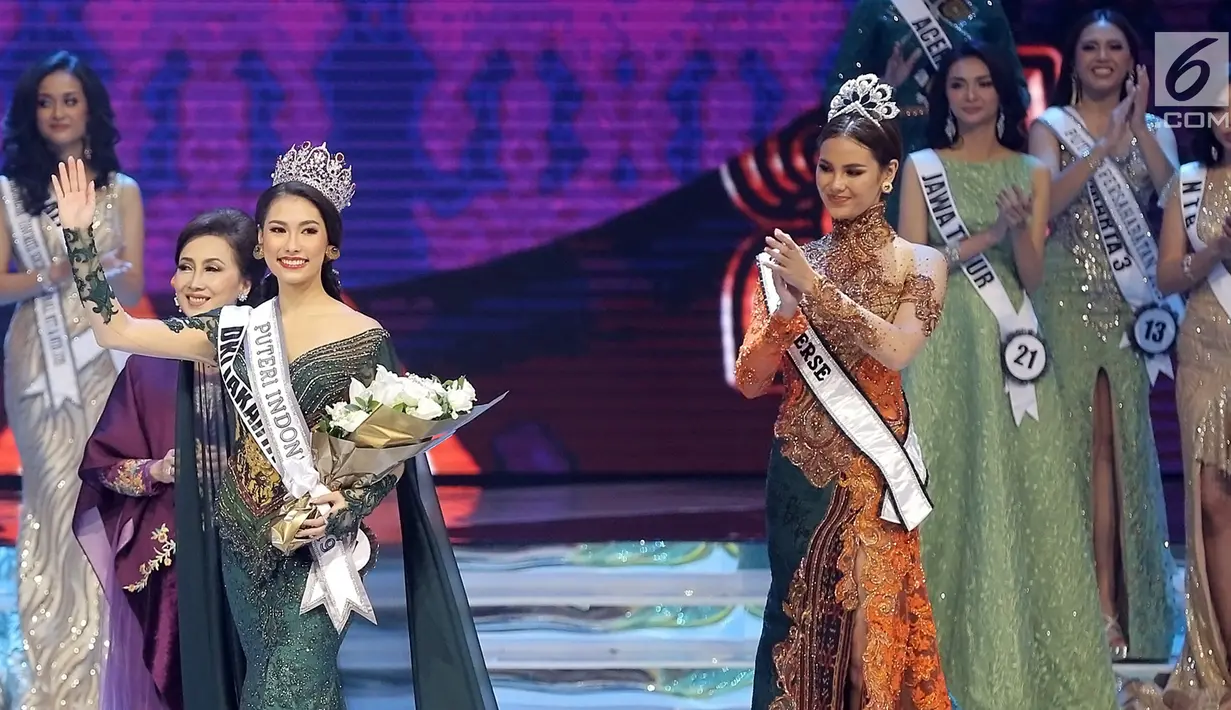 Frederika Alexis Cull (kiri) melambaikan tangan saat terpilih sebagai Puteri Indonesia 2019 di JCC, Jakarta, Jumat (8/3). Frederika Alexis Cull merupakan perwakilan Puteri Indonesia DKI Jakarta 1. (Fimela.com/Bambang E Ros)