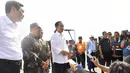 Presiden Jokowi memberikan sambutan setibanya di Bandara Internasional Jawa Barat (BIJB) Kertajati, Majalengka, Kamis (24/5). Pesawat kepresidenan resmi menjadi pesawat pertama yang mendarat Bandara Kertajati Majalengka. (Liputan6.com/Pool/Setpres)