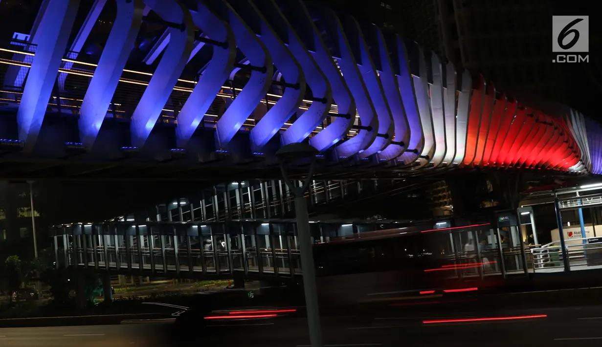 Warna lampu seperti bendera Selandia Baru terlihat di JPO Gelora Bung Karno, Jakarta, Minggu (17/3). Pencahayaan tematik ini sebagai tanda berdukacita atas peristiwa penembakan keji di Kota Christchurch, Selandia Baru. (Liputan6.com/Helmi Fithriansyah)