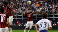 Penyerang AC Milan Patrick Cutrone berusaha menyundul bola saat bertanding melawan Tottenham Hotspur pada International Champions Cup di Minneapolis (31/7). Tottenham menang 1-0 atas Milan berkat gol Nkoudou. (AFP Photo/Stephen Maturen)