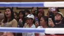 Penonton tampak serius menyaksikan pertandingan Kejuaraan Nasional MMA U-18 2024 di Golden Boutique Hotel, Kemayoran, Jakarta, Sabtu (11/5/2024). (Bola.com/M Iqbal Ichsan)