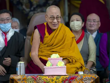 Pemimpin spiritual Tibet Dalai Lama memimpin acara peringatan ulang tahunnya yang ke-88 di Kuil Tsuglakhang, Dharamshala, India, Kamis (6/7/2023). Acara ini diikuti oleh ratusan warga Tibet. (AP Photo/Ashwini Bhatia)