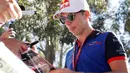 Pembalap tim Toro Rosso, Pierre Gasly memberikan tanda tangan kepada fans sesaat sebelum latihan bebas Formula 1 (F1) GP Australia di Melbourne, Jumat (23/3). Balapan F1 GP Australia 2018 sendiri akan bergulir pada Minggu, 25 Maret besok (AP/Rick Rycroft)