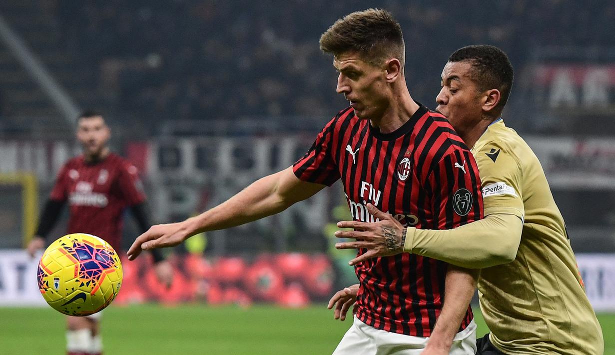Krzysztof Piatek. Striker Polandia 22 tahun ini didatangkan AC Milan dari Genoa pada Januari 2019. Tampil 18 laga di Liga Italia hingga akhir musim, ia mencetak 9 gol dan 1 assist. Pada tengah musim 2019/2020 ia hijrah ke Hertha Berlin usai hanya mencetak 4 gol dari 18 laga. (AFP/Miguel Medina)