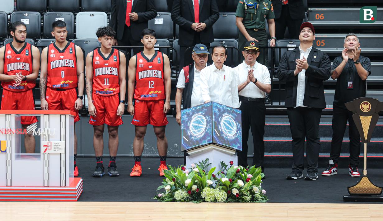 <p>Presiden Republik Indonesia, Joko Widodo membunyikan alarm sebagai bentuk peresmian Indonesia Arena pada Senin (07/08/2023) di Senayan, Jakarta. (Bola.com/Bagaskara Lazuardi)</p>