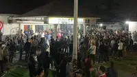 ratusan orang demo ke kantor polisi mencari pegawai koperasi yang hilang