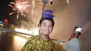 Rafathar tebar senyum tipisnya sambil kenakan kemeja Barocco Kids Shirt Versace seharga Rp5,8 jutaan. Kemeja dengan motif print itu dipadu dengan celana pendek dan aksesori tahun baru [@raffinagita1717]