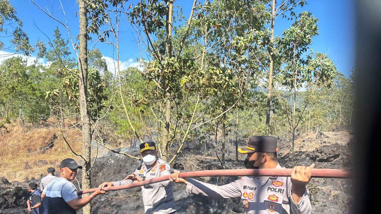 Kebakaran kawasan Taman Wisata Alam (TWA) Gunung Batur, Blok Seked, Desa Batur Selatan, Kecamatan Kintamani, Kabupaten Bangli, Bali, (Dokumen Humas Polres Bangli).