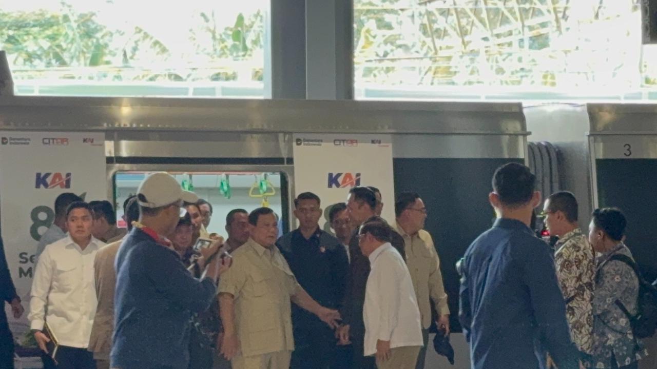 Prabowo jajal commuter line