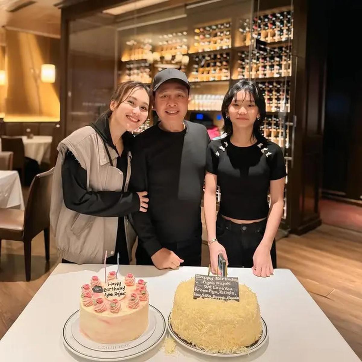 Potret Ayu Ting Ting Rayakan Ultah Ayahnya, Kompak Pakai Outfit Serba Hitam yang Elegan