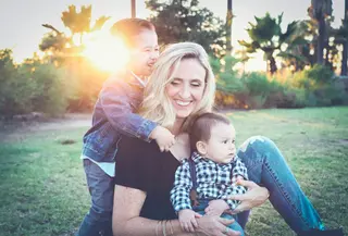 Ibu menjadi contoh dalam menghadirkan perhatian penuh saat bersama anak, sehingga anak merasa didengar, dihargai, dan dicintai. (Foto: Edward Cisneros/Unsplash)