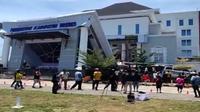 Atap teras Gedung Kantor Pemerintah Terpadu (KPT) Brebes, Jawa Tengah, ambruk pada Minggu (21/9/2025). (Foto: Antara)