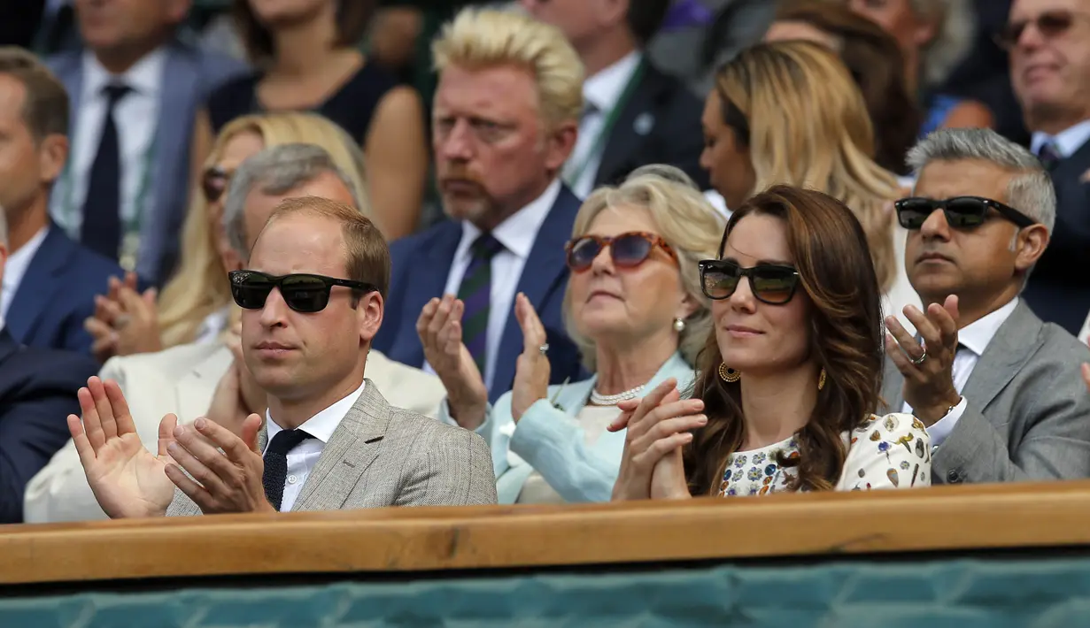 Pangeran William dan istinya Catherine, hadir saat Andy Murray mengalahkan Milos Raonic pada laga final tunggal putra Wimbledon Championships 2016 di The All England Lawn Tennis Club,  Wimbledon, London, (10/7/2016). (EPA/Pool/Andrew Couldrdge)