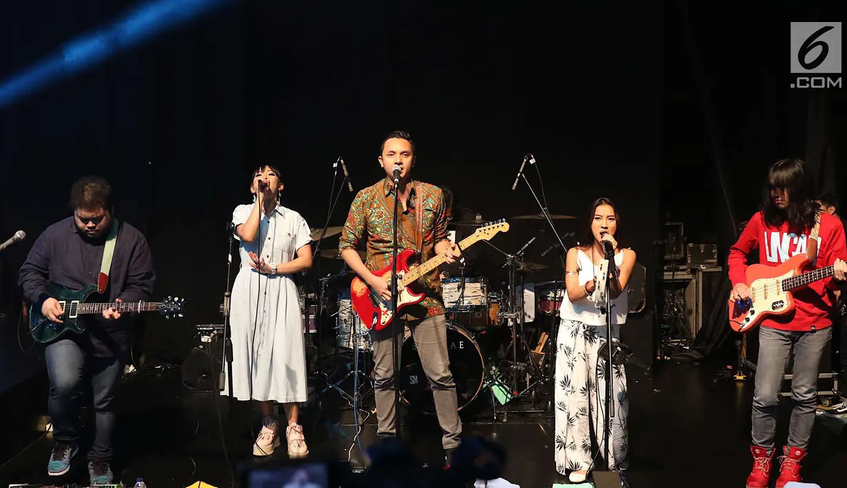 Grup musik Barasuara tampil dalam acara XYZ Day 2018 di Jakarta, Rabu (25/4). XYZ Day 2018 merupakan ajang perkenalan dari bersatunya media daring terkemuka yaitu PT Liputan Enam Dot Com dan PT KapanLagi Dot Com Networks. (Liputan6.com/Immanuel Antonius)