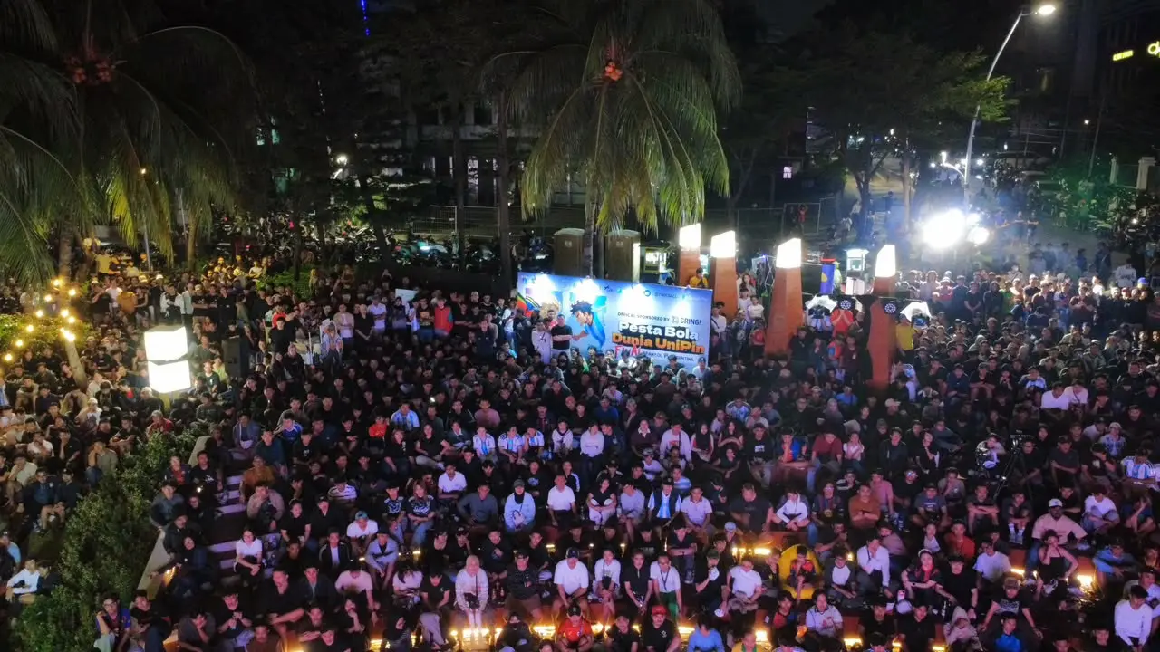 Jakmania meramaikan nobar Piala Dunia 2026 di Taman Barito