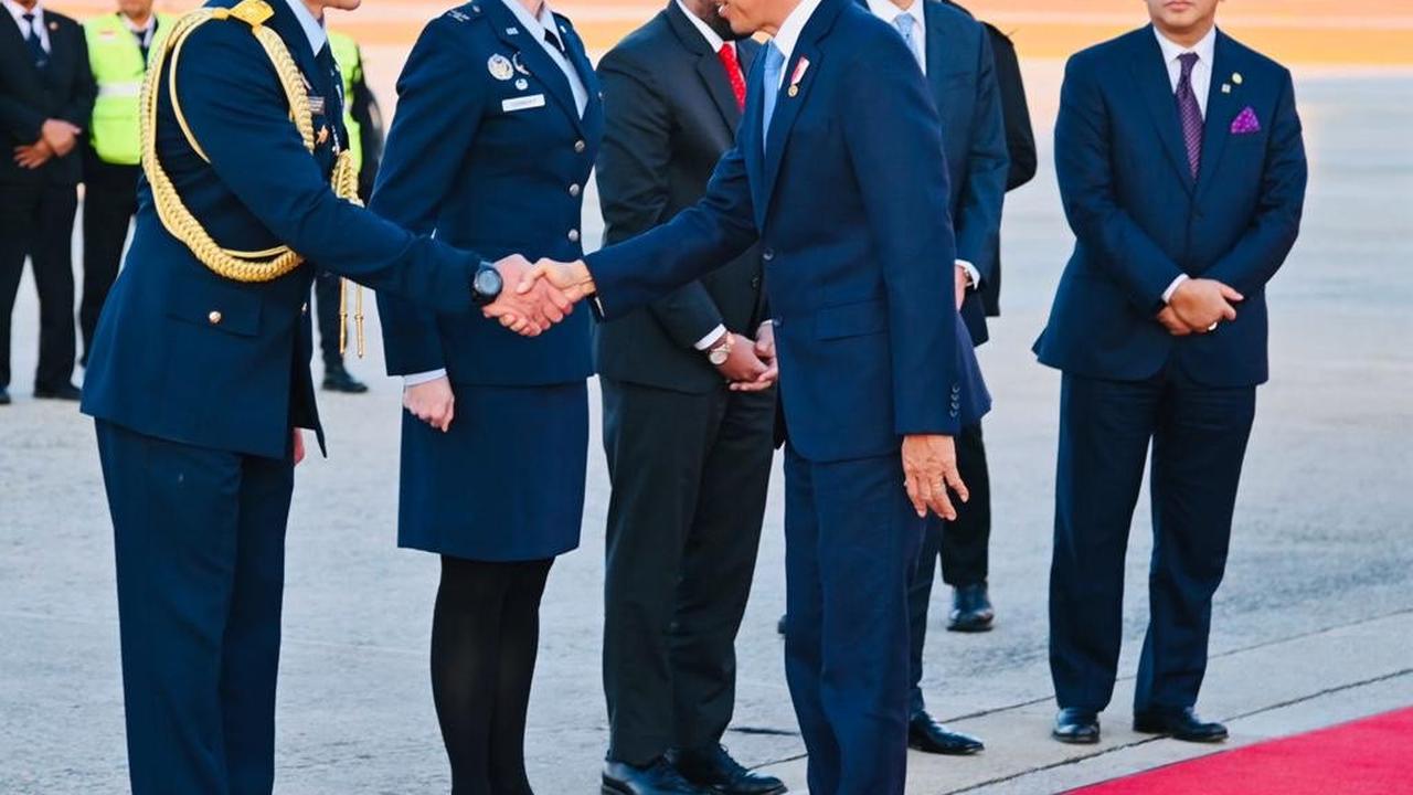 Presiden Joko Widodo (Jokowi) beserta rombongan mendarat di Pangkalan Militer Andrews, Washington DC, Amerika Serikat, pada Minggu (12/11/2023).