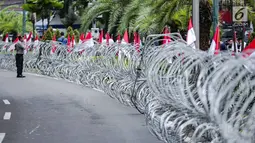 Pagar kawat berduri yang terbentang di sekitar area gedung KPU, Jakarta, Jumat (1/3). Kawat berduri itu untuk mengantisipasi massa Forum Umat Islam (FUI) dan Gerakan Jaga Indonesia yang akan menggelar aksi di depan KPU. (Liputan6.com/Faizal Fanani)