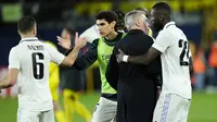 Pemain Real Madrid merayakan kemenangan atas Villarreal pada laga Copa del Rey di Stadion La Ceramica (19/1/2023). Sementara itu,  Real Madrid berhasil menang secara dramatis saat menghadapi Villarreal dalam 16 besar Copa del Rey. (AP Photo/Jose Breton)